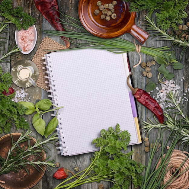 Książka kucharska i świeże zioła